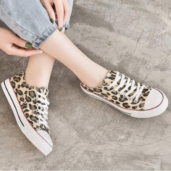 Women’s sneakers  low top Leopard print fashion tie up flat white cap - Picture 3 of 6